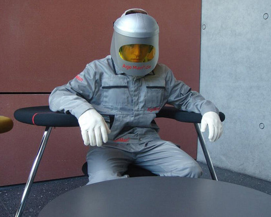 «Костюм взрослого человека» позволит почувствовать себя 75-летним