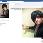 Мужчина одевается, как люди на своих страницах в Facebook, и добавляется к ним в друзья  