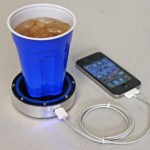 Подставка заряжает телефон от горячего чая и холодного пива
