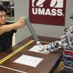 Робот uBot-5 помогает парализованному пациенту выздороветь