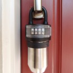 Замок прячет ключи в том месте, где ожидаешь меньше всего