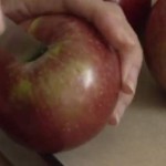 Женщина купила два iPhone и получила два настоящих яблока