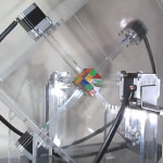 Робот собирает кубик Рубика за несколько мгновений