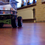 Рыбка путешествует в аквариуме в том направлении, куда сама решит